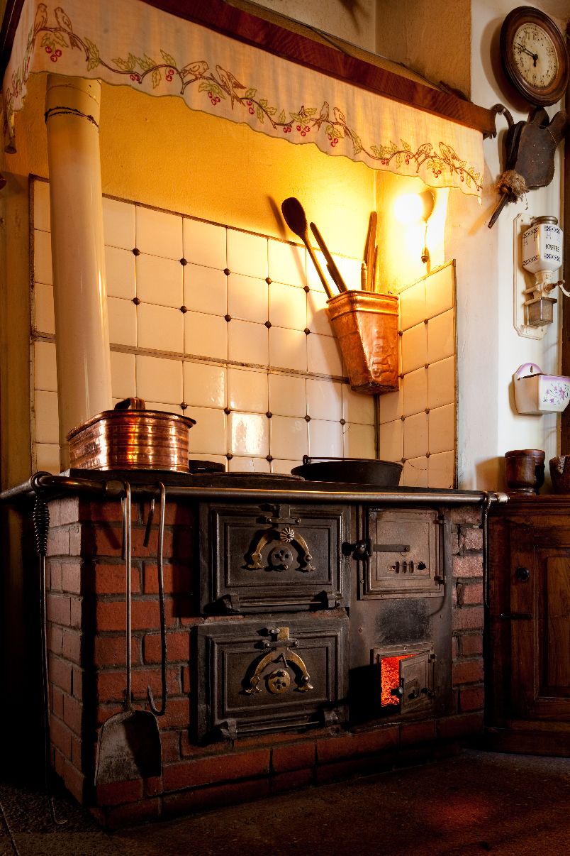 La vecchia cucina a legna, lo spoler, cuore della trattoria