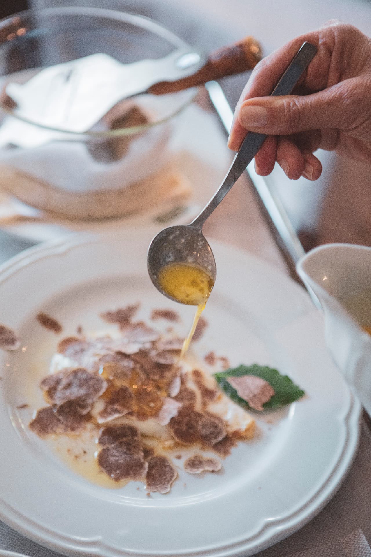 Piatto con tartufo bianco e burro versato al momento
